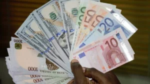 Naira falls to N1825/£ against British pound ahead of festive season